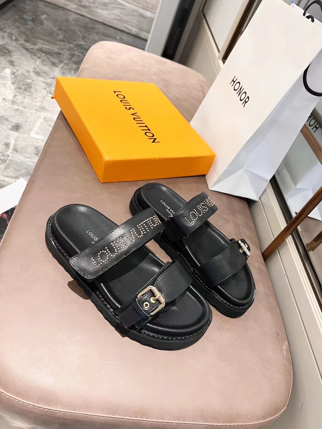 L0vis Vvtt0n Women’s Bom Dia Flat Mule Black For Women LV