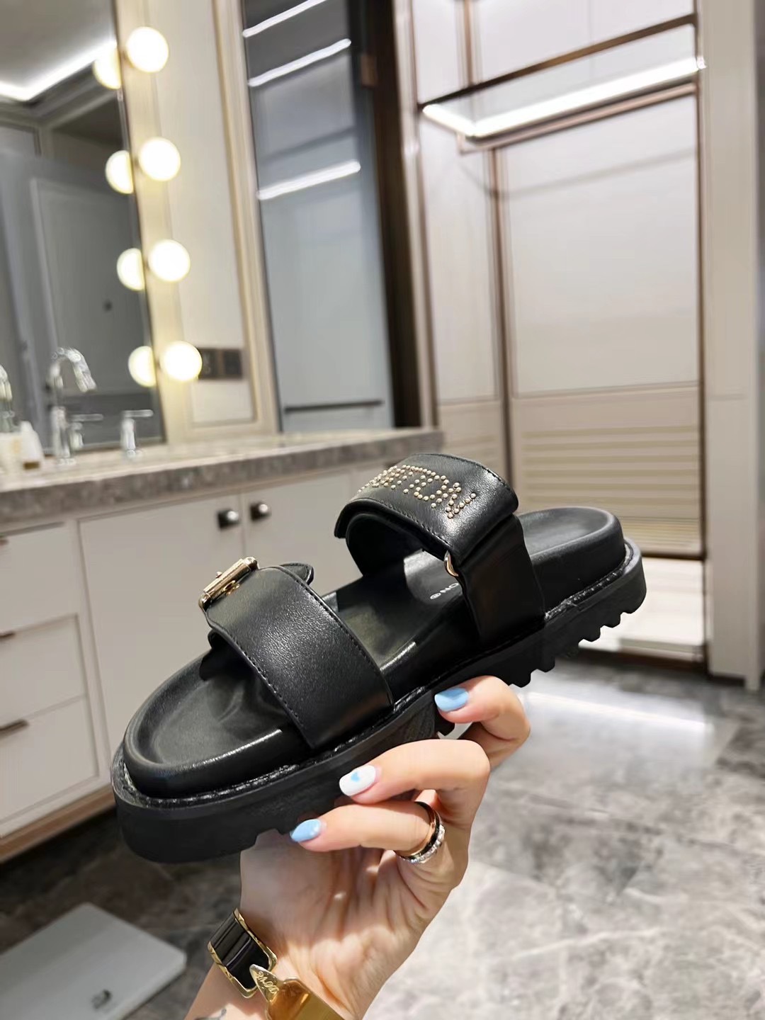 L0vis Vvtt0n Women’s Bom Dia Flat Mule Black For Women LV