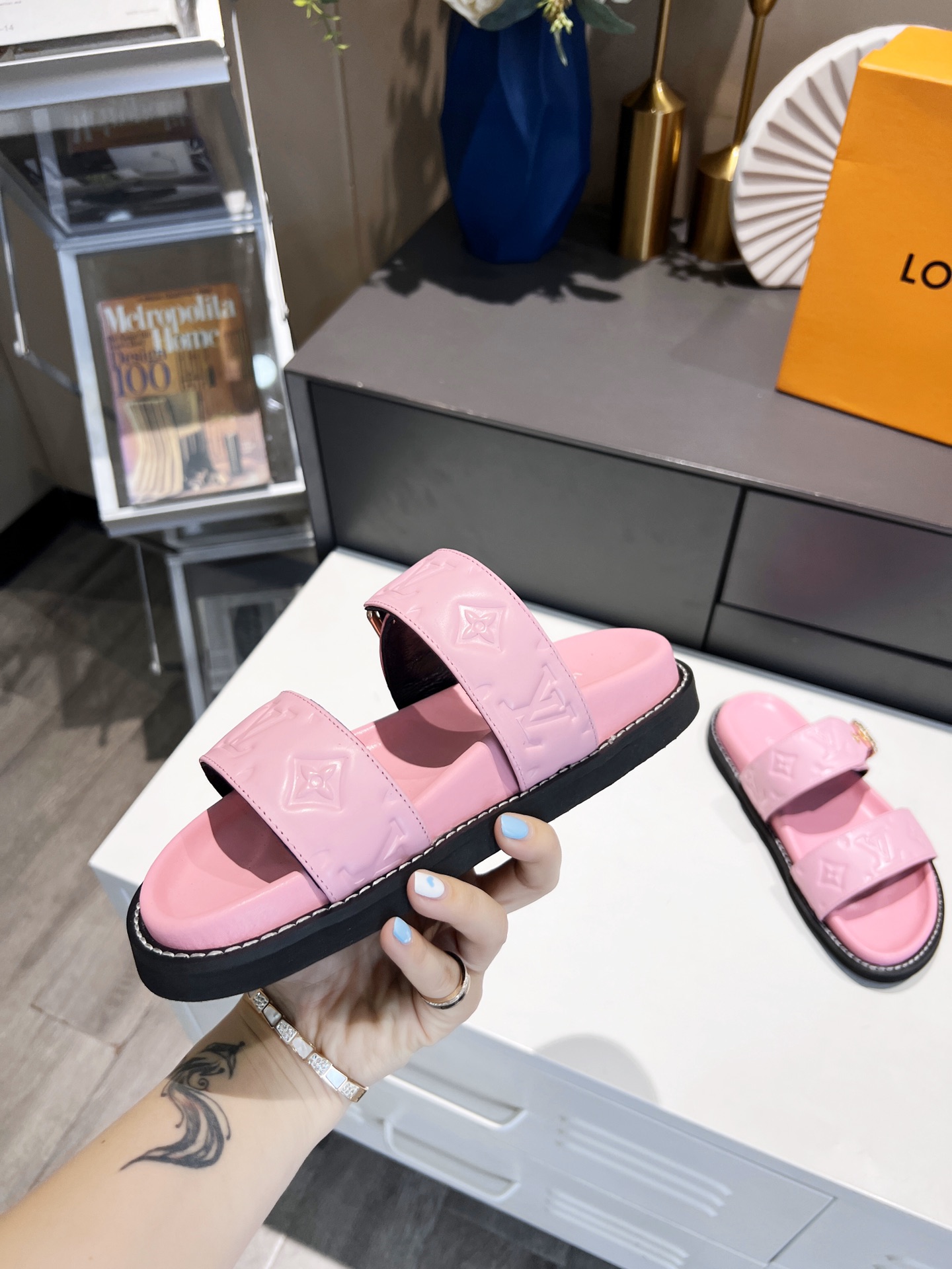 L0vis Vvtt0n Women’s Bom Dia Flat Mule Pink For Women LV