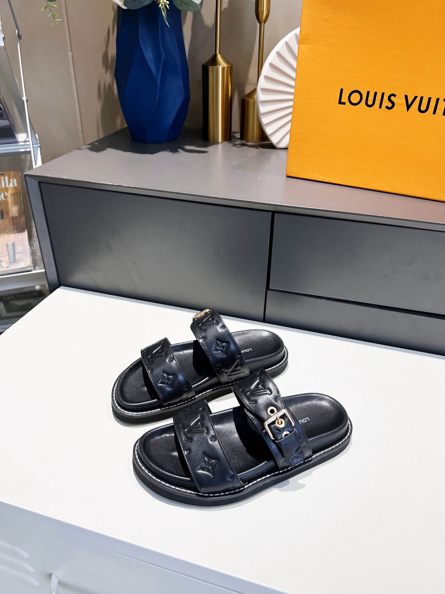 L0vis Vvtt0n Women’s Bom Dia Flat Mule Black For Women LV