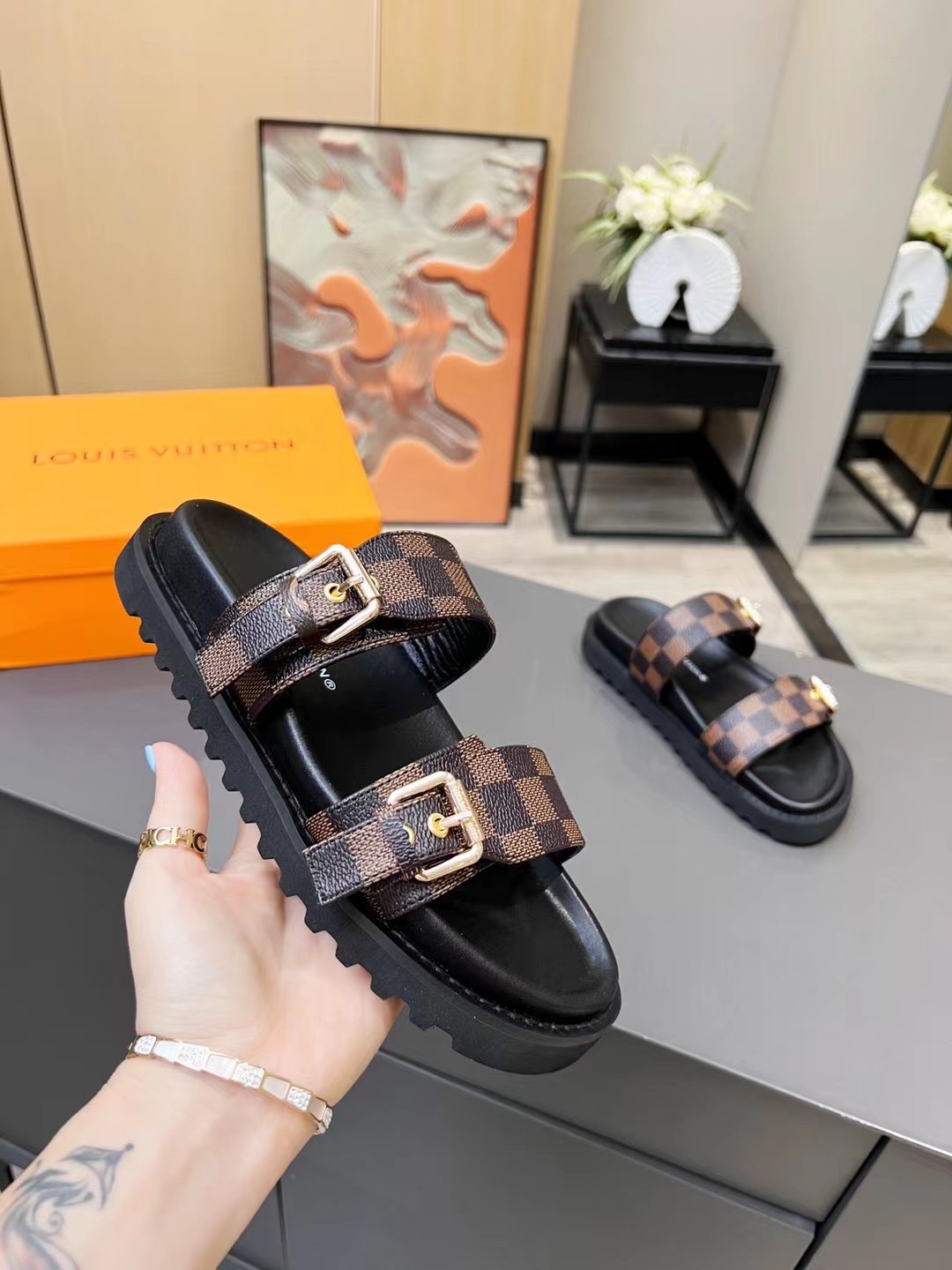 L0vis Vvtt0n Women’s Bom Dia Flat Mule Brown For Women LV