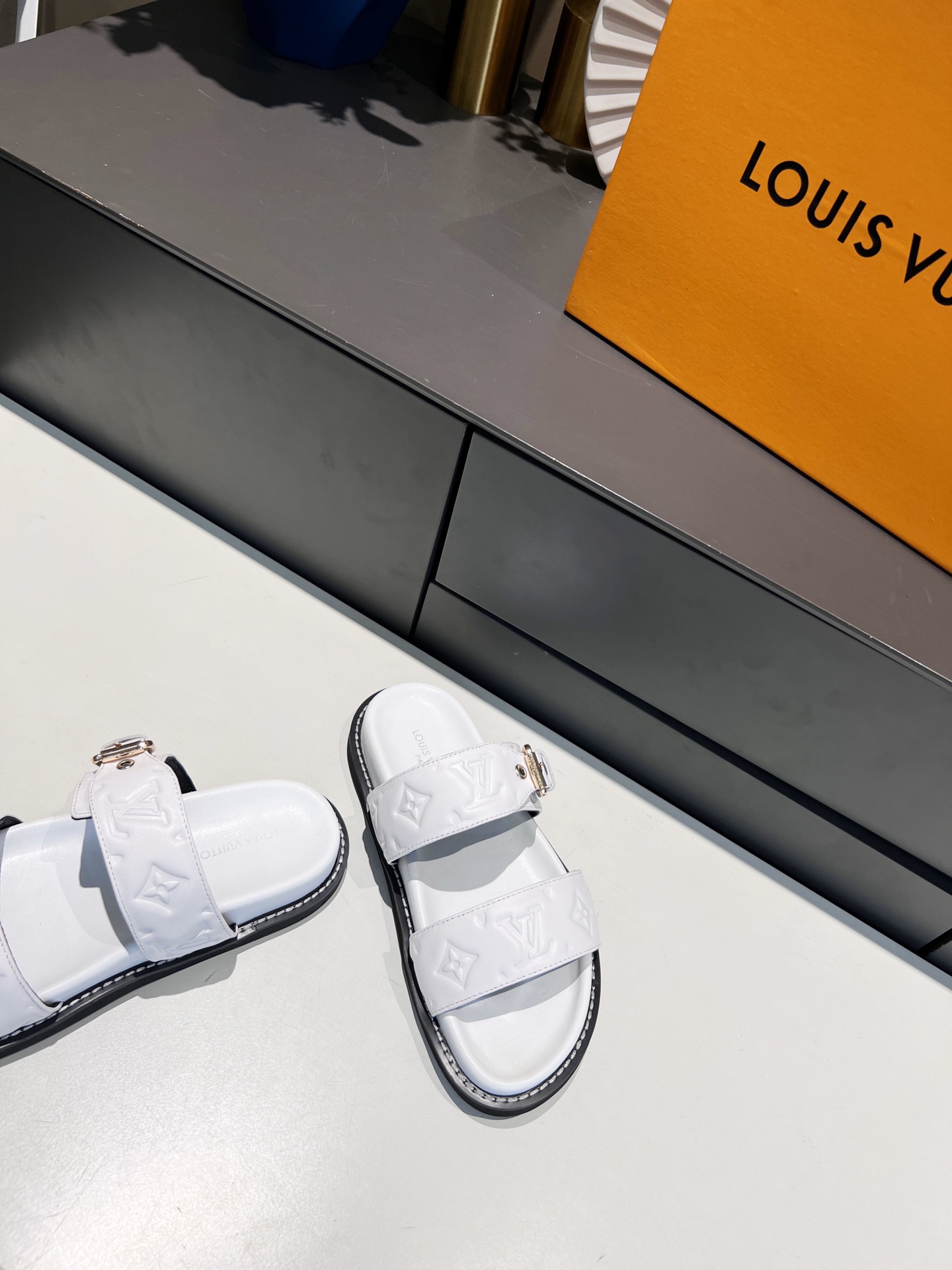 L0vis Vvtt0n Women’s Bom Dia Flat Mule White For Women LV