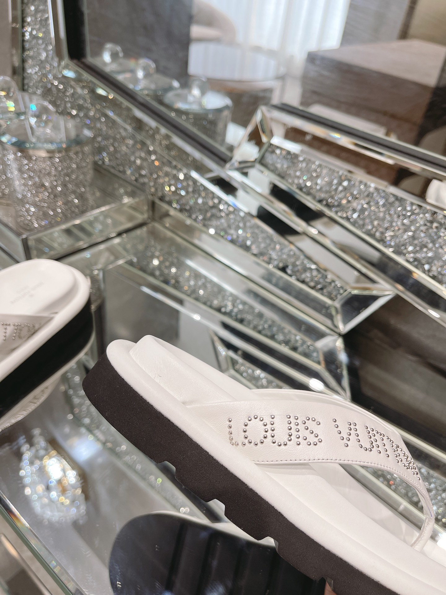 L0vis Vvtt0n Women’s The Pool Pillow Flat Comfort Thong White For Women LV 1AABFK