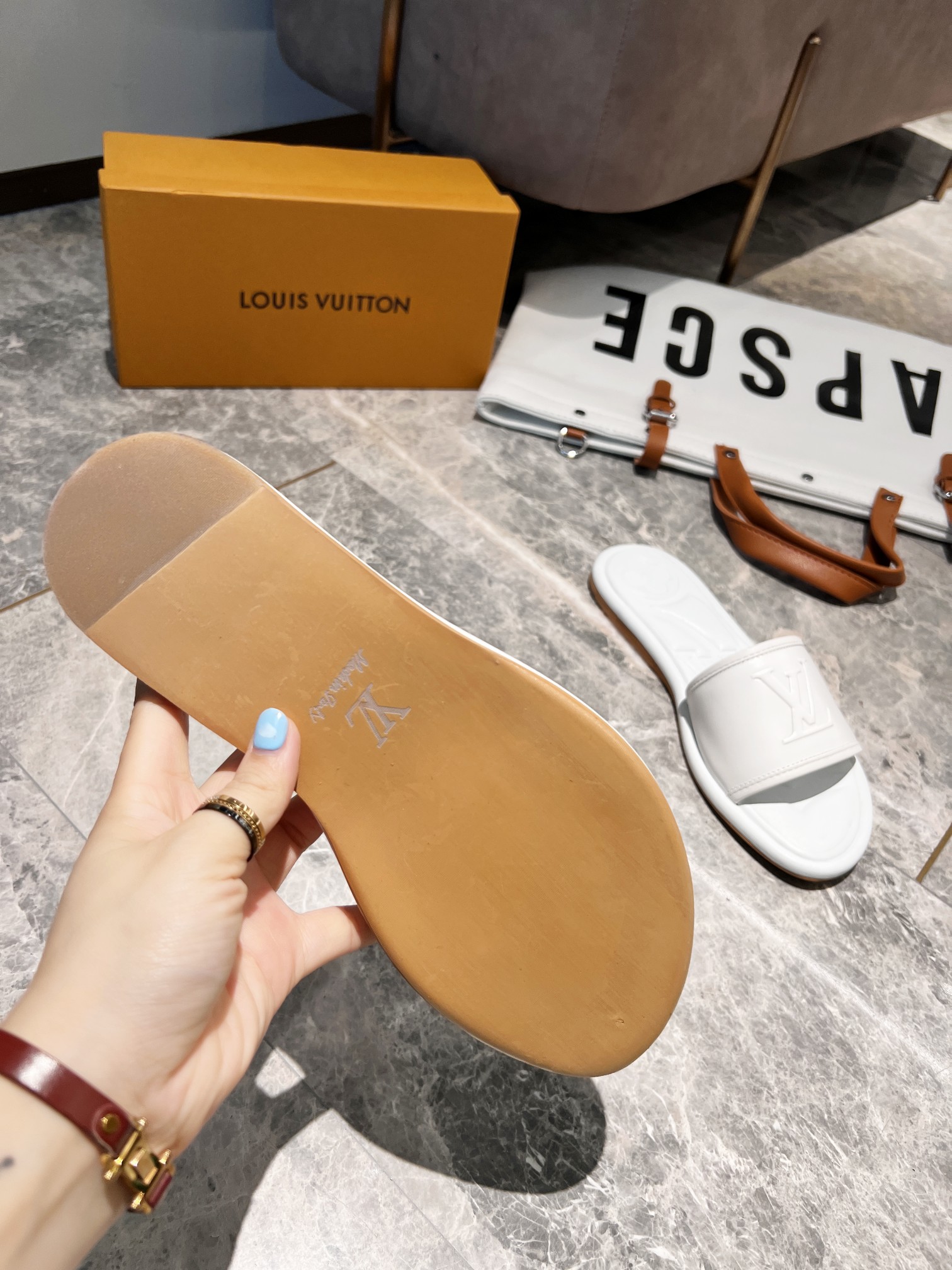 L0vis Vvtt0n Women’s Magnetic Flat Mule White For Women LV