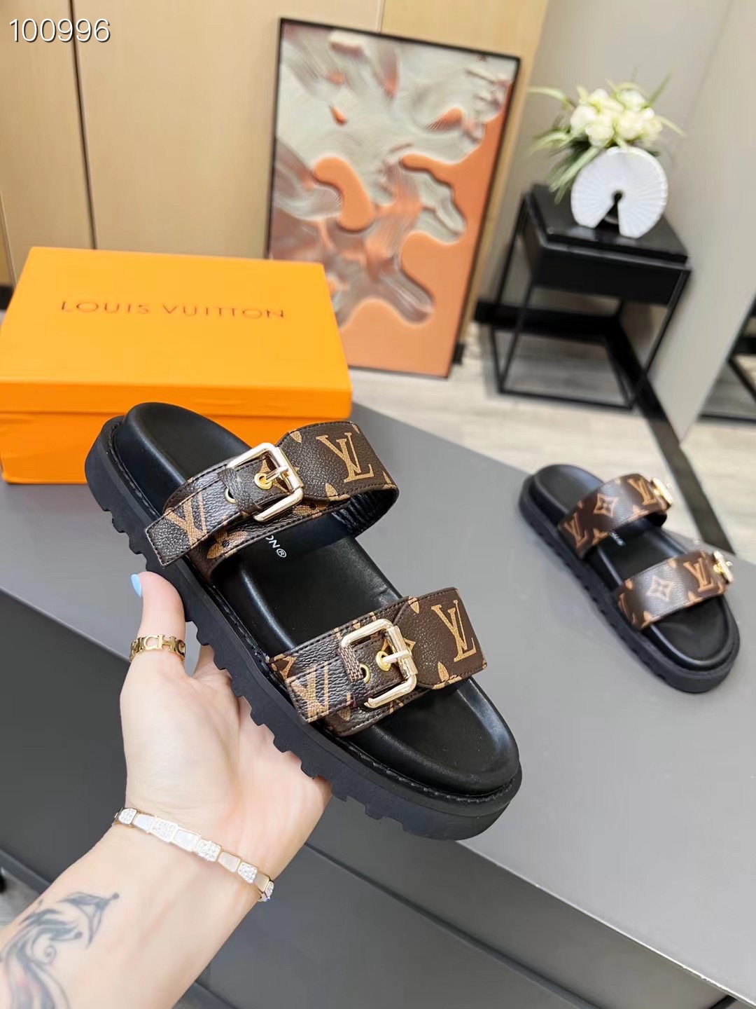 L0vis Vvtt0n Women’s Bom Dia Flat Mule Brown For Women LV 1A3R5O