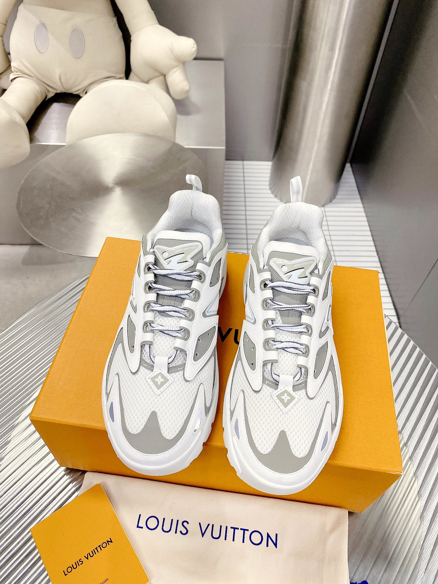 L0vis Vuittion LV Runner Tatic Sneaker White For Men LV 1A9TUZ