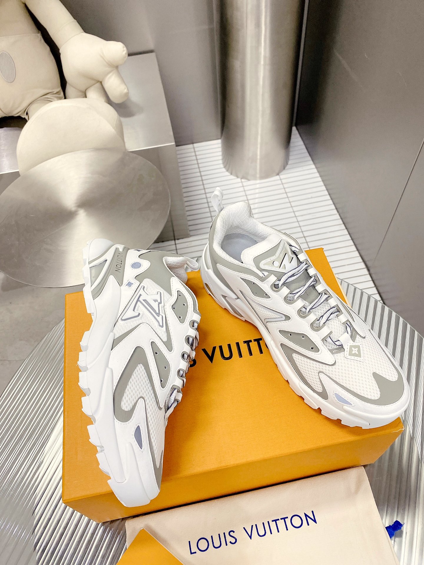 L0vis Vuittion LV Runner Tatic Sneaker White For Men LV 1A9TUZ