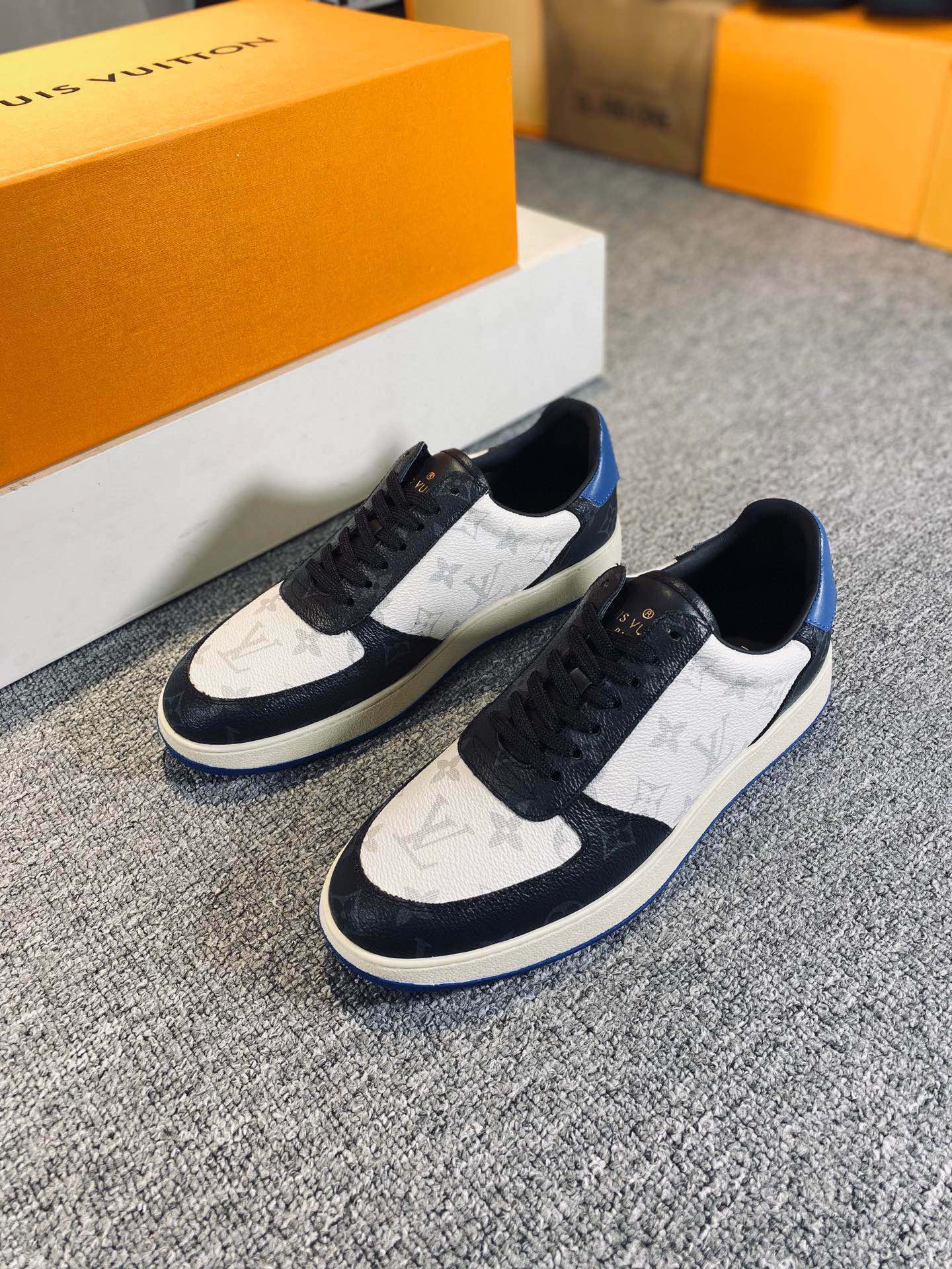 L0vis Vvtt0n Rivoli Sneaker Black And White For Men LV