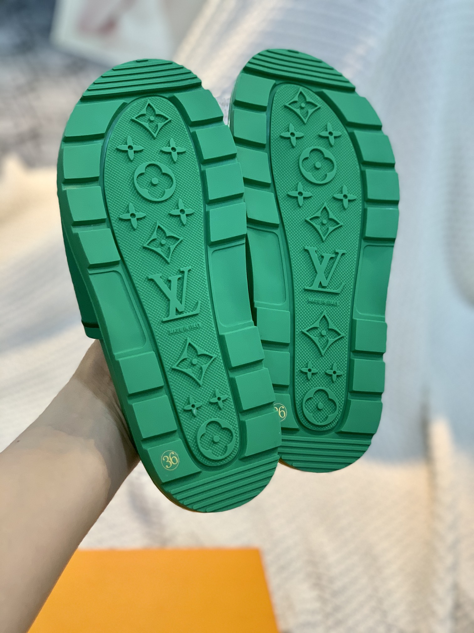 L0vis Vvtt0n Women’s Pool Pillow Flat Comfort Mule Green For Women LV