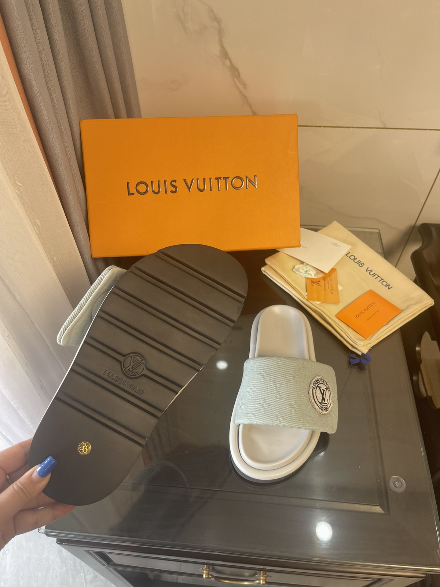 L0vis Vvtt0n Women’s Pool Pillow Comfort Flat Mule Bright Green For Women LV