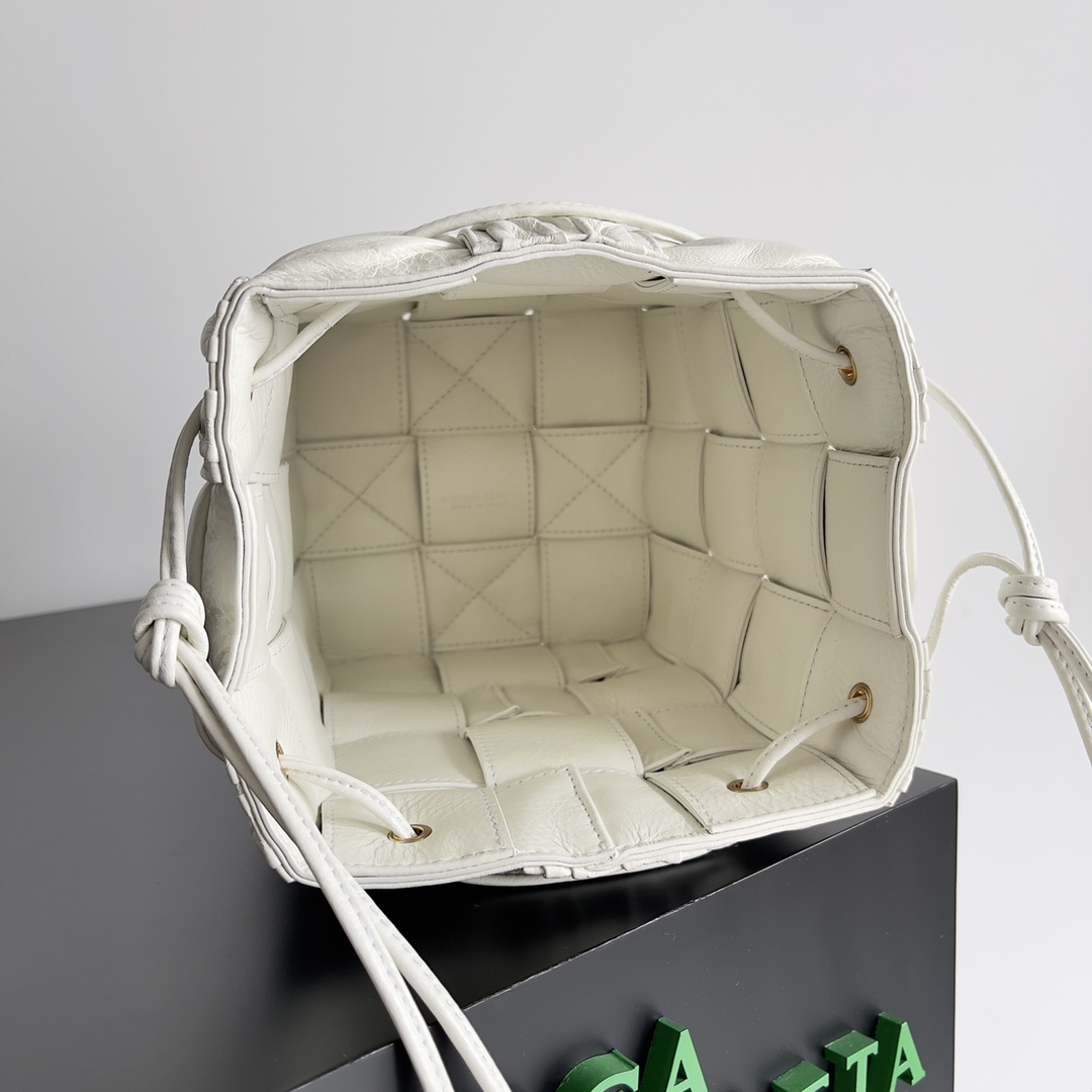 B0tt*ga Ven*ta Small Cassette Bucket Bag White, For Women, Women’s Bags 7.1in/18cm 717187V2FY39009