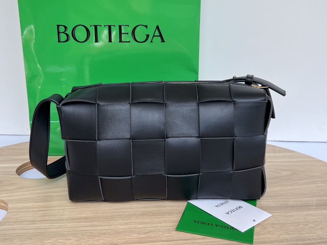 B0tt*ga Ven*ta Brick Cassette Black, For Women, Women’s Bags 11in/28cm