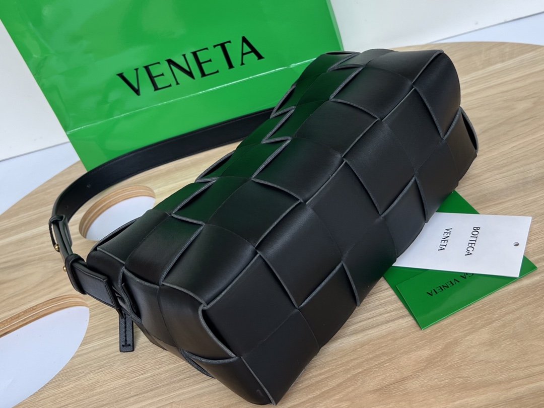 B0tt*ga Ven*ta Brick Cassette Black, For Women, Women’s Bags 11in/28cm