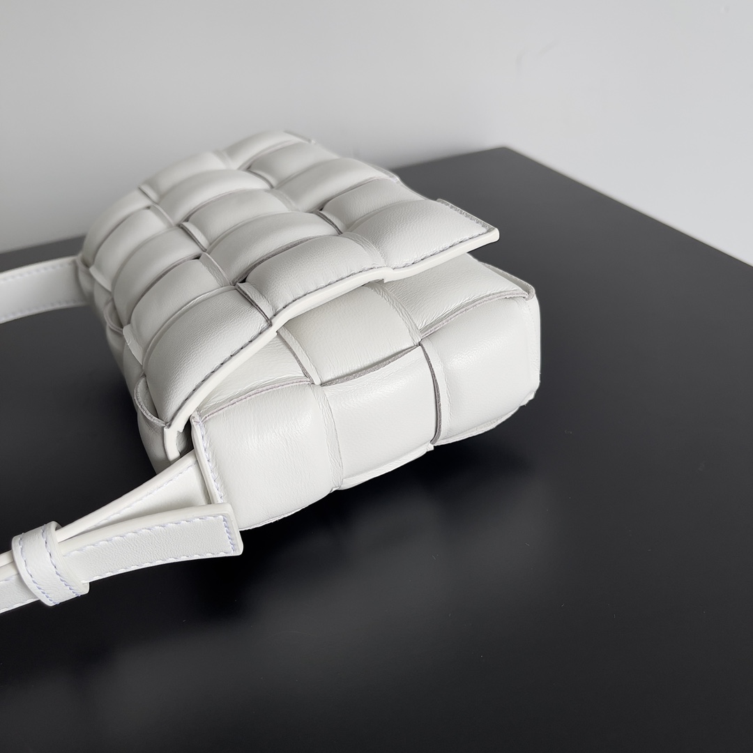 [True-to-ORIGINAL] B0tt*ga Ven*ta Small Padded Cassette White , For Women, Women’s Bags 7.5in/19cm 717506VCQR19009