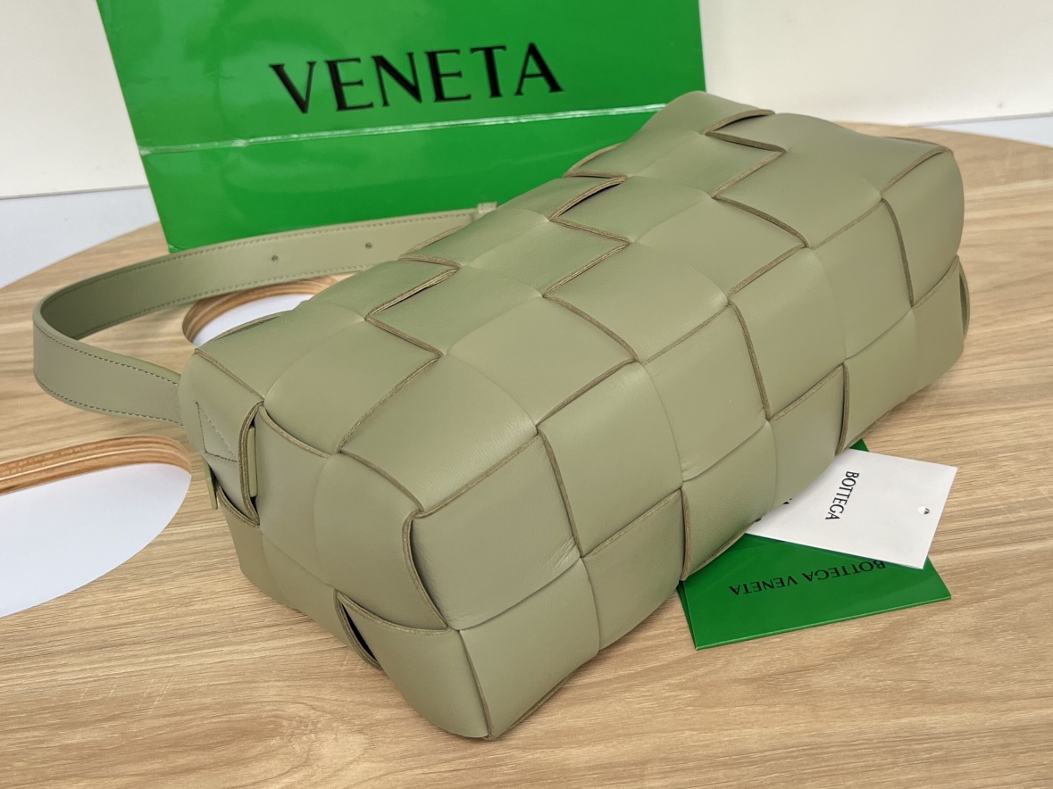 B0tt*ga Ven*ta Brick Cassette Beige, For Women, Women’s Bags 11in/28cm