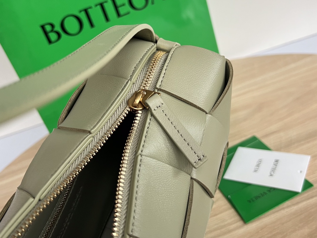 B0tt*ga Ven*ta Brick Cassette Beige, For Women, Women’s Bags 11in/28cm